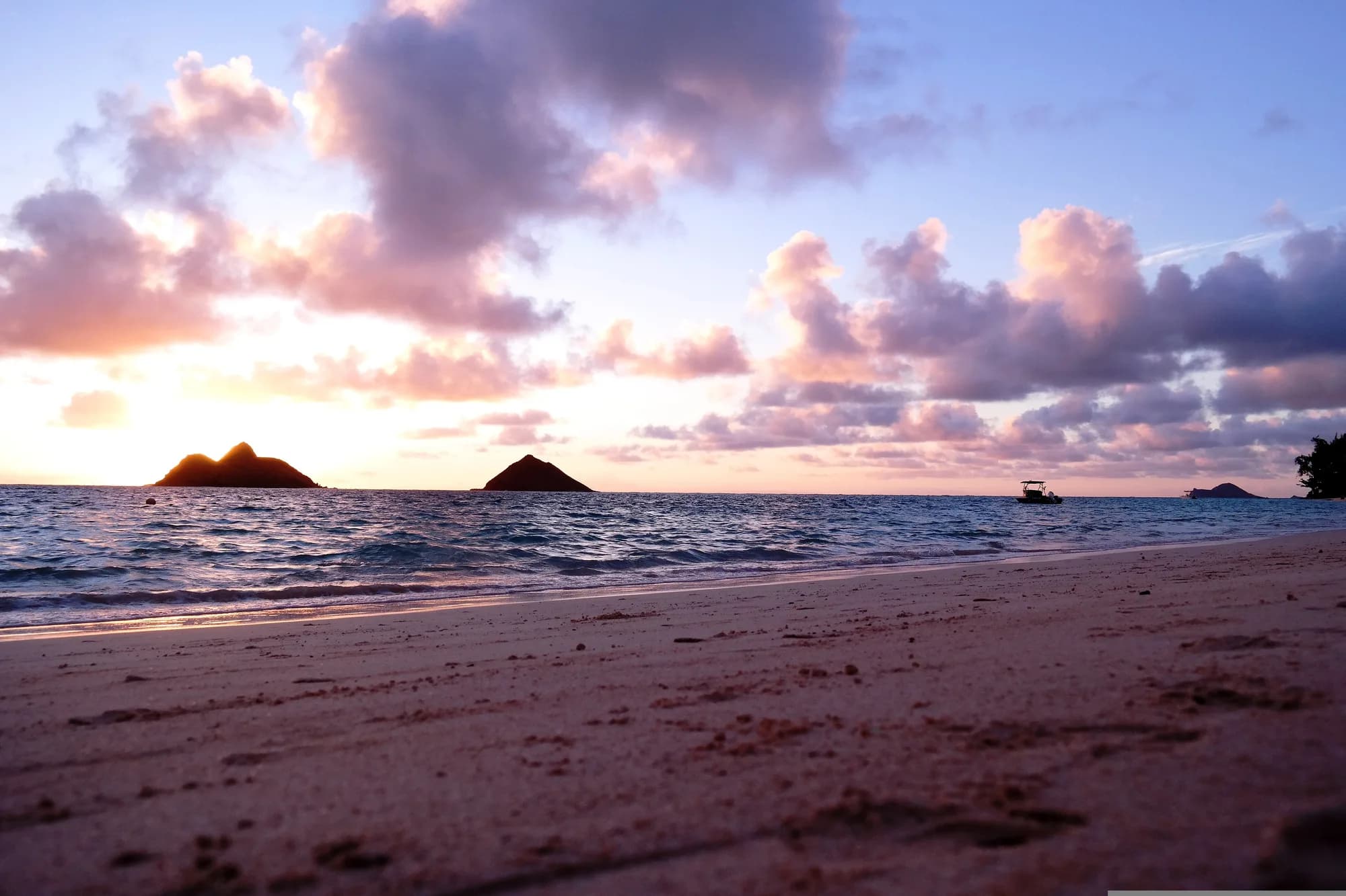 Sunrise over the Mokulua islands, Oʻahu